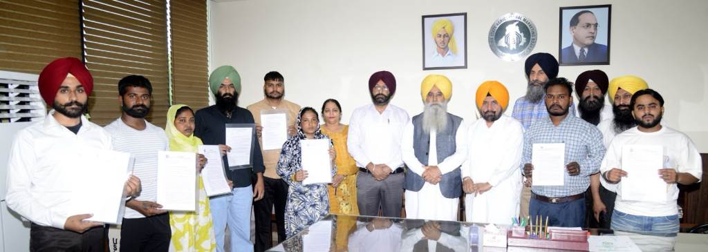 ਗੁਰਮੀਤ ਸਿੰਘ ਖੁੱਡੀਆਂ ਨੇ ਪੰਜਾਬ ਮੰਡੀ ਬੋਰਡ ਵਿੱਚ ਅੱਠ ਉਮੀਦਵਾਰਾਂ ਨੂੰ ਤਰਸ ਦੇ ਆਧਾਰ ਤੇ ਨਿਯੁਕਤੀ ਪੱਤਰ ਸੌਂਪੇ